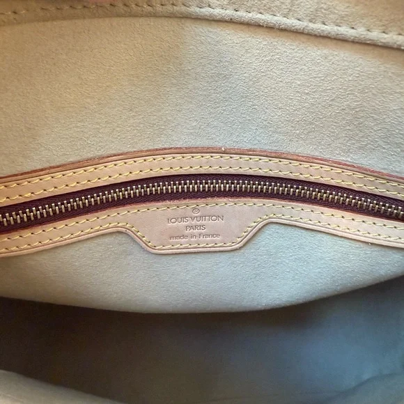 Like New- Louis Vuitton Looping GM - Picture 12 of 15